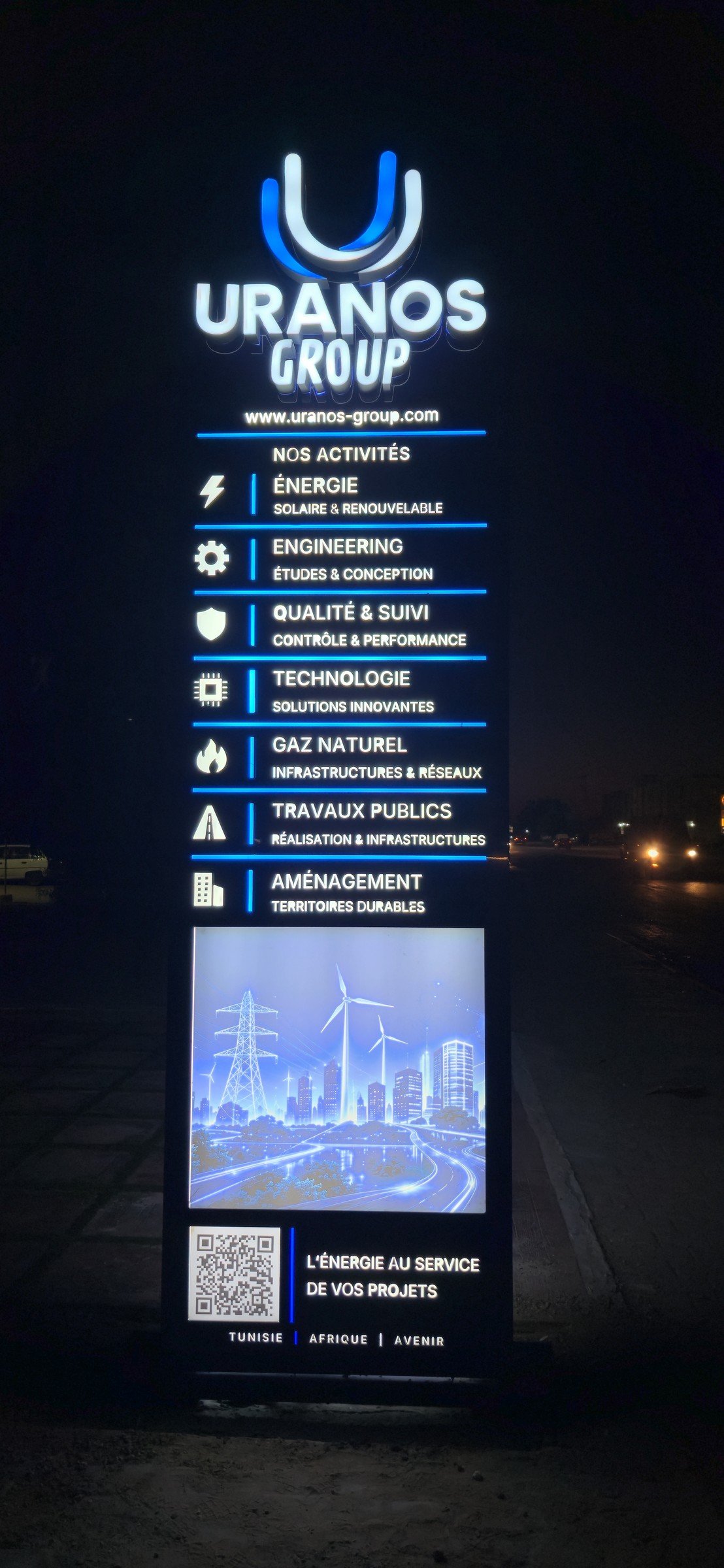 Totem lumineux URANOS GROUP entièrement visible à Médenine