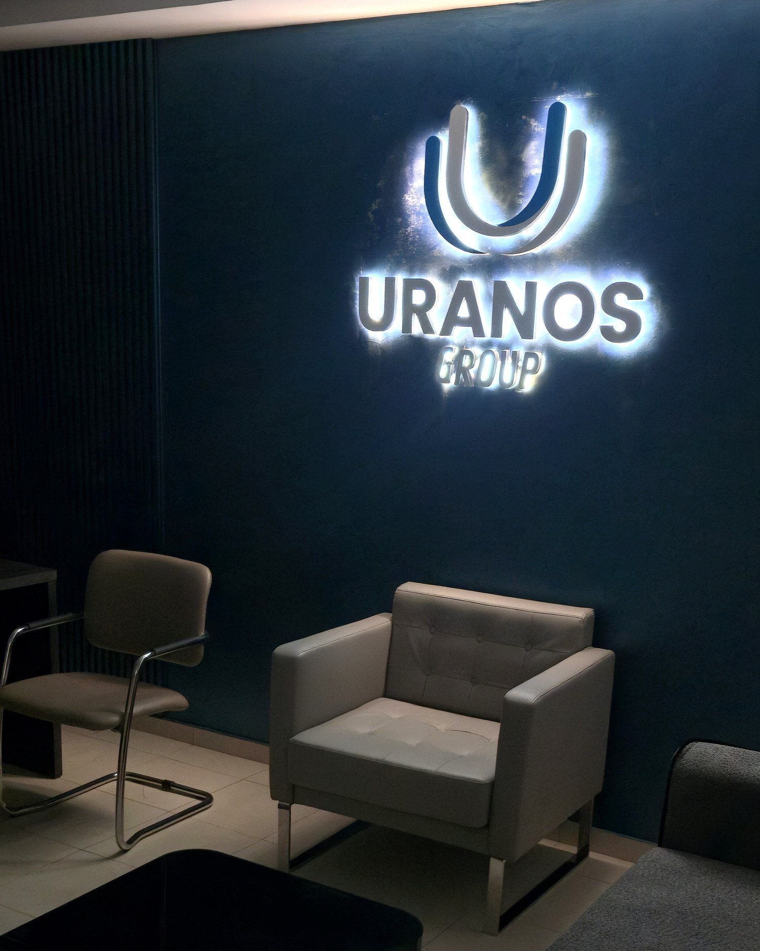 Espace d'accueil du siège URANOS GROUP avec son identité bleu nuit et son logo officiel