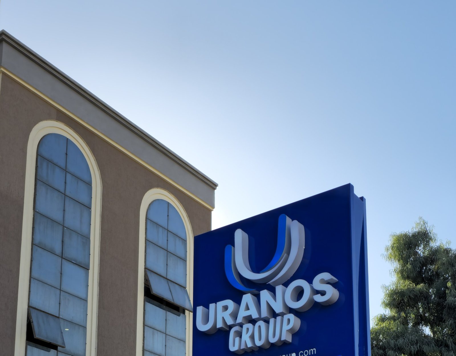 Enseigne URANOS GROUP et façade du siège à Médenine, à côté du district STEG